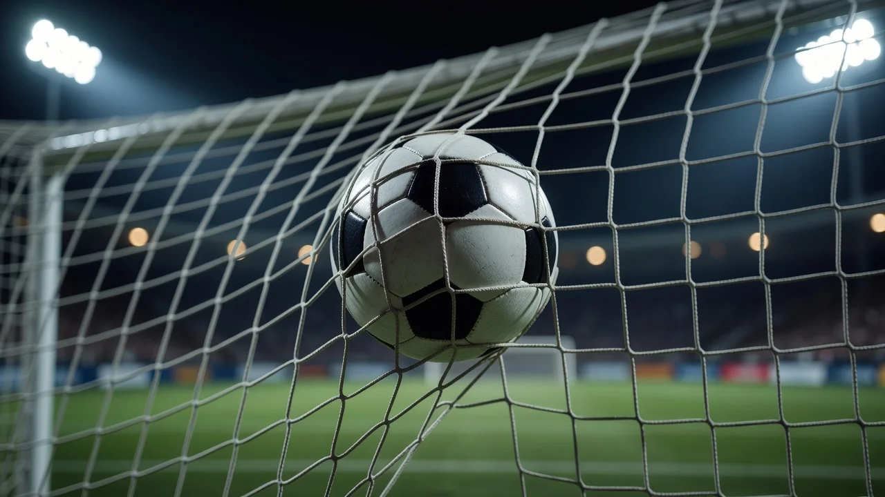 Bola de futebol pressionando a rede do gol à noite